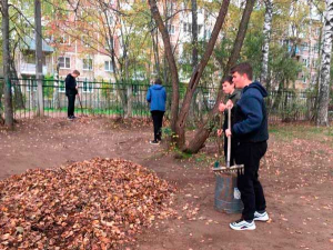 10 б класс на субботнике по уборке пришкольной территории.